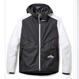 Men’s Nike Windrunner Trail Jacket size Medium